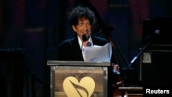 Le musicien Bob Dylan a parlé au MusiCares qui a honoré la carrière de Bob Dylan à Los Angeles, Californie, le 6 février 2015. 