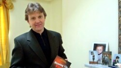 Олександр Литвиненко у Лондоні 10 травня 2002 р.