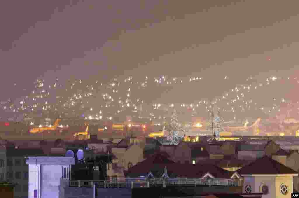 کابل ایئرپورٹ پر پیر کی شب کے وہ مناظر جب امریکہ کے آخری طیارے نے اڑان بھری۔