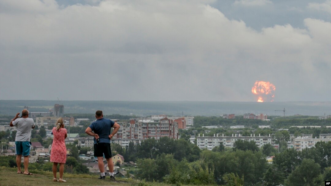 Warga menyaksikan ledakan di depot amunisi militer dekat Kota Achinsk di timur Siberia, 5 Agustus 2019. 