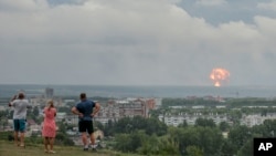 Warga menyaksikan ledakan di depot amunisi militer dekat Kota Achinsk di timur Siberia, 5 Agustus 2019. 