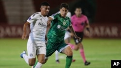 Rildo Gonçalves del Gremio de Brasil, izquierda, y Pablo Lima de La Equidad de Colombia luchan por el balón durante un partido de fútbol de la Copa Sudamericana en el estadio Bellavista en Ambato, Ecuador, el jueves 27 de mayo de 2021. (Dolores Ochoa/Pool vía AP).