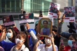 Partidarios del Partido Liga Nacional por la Democracia (LND), se reúnen frente a la embajada de Birmania después de que los militares tomaron el poder y arrestaron a su líder Aung San Suu Kyi. Bangkok, Tailandia, el 1 de febrero de 2021.