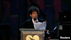 ၂၀၁၅ ခုနှစ်၊ MusiCares ထူးခြားထင်ရှားပုဂ္ဂိုလ် ဆုပေးပွဲတွင် စကားပြောနေသည့် Bob Dylan ။ ဖေဖော်ဝါရီ ၆၊ ၂၀၁၅။
