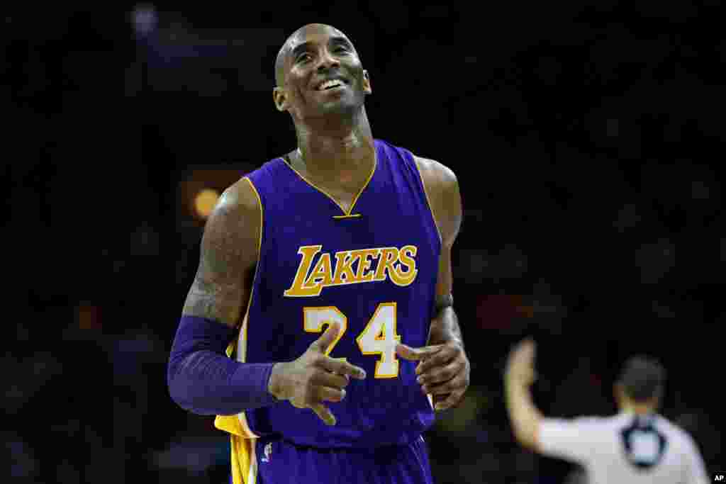 Kobe Bryant sorri a caminho do banco durante a primeira parte de um jogo da NBA dos Lakers contra os&nbsp;Philadelphia 76ers, em Filadélfia, Pensilvânia. 1 de Dezembro 2015.