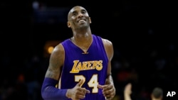 Kobe Bryant, yon jwè Basketball lejandè Ameriken mouri nan yon aksidan elikoptè ansanm ak yon pitit fil 13 zan, dimanch 26 janvye 2020 an nan Calabasas, Los Angeles Kalifòni.