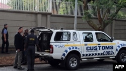 FILE: Members of the South African Asset Forfeiture Unit and other law enforcement agencies arrive to search the Gupta family compound in Johannesburg on 4.16.2018. 
