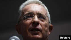 El expresidente de Colombia, Álvaro Uribe, habla durante una conferencia de prensa en Bogotá, Colombia, el 15 de marzo de 2022.