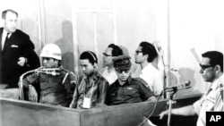 지난 1972년 7월 이스라엘에서 텔아비브 로드 공항 테러 사건 용의자인 일본 적군파 대원 오카모토 코조(가운데)의 재판이 열렸다. 