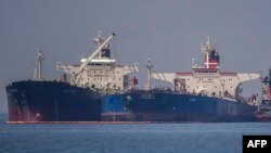 Танкер под флагом Либерии перекачивает сырую нефть с российского танкера в Эгейском море, у берегов острова Эвия. 2022 год.