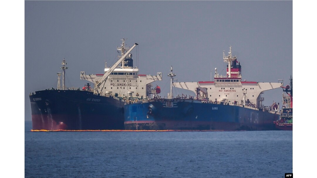 Kapal tanker minyak berbendera Liberia Ice Energy (kiri) memindahkan minyak mentah dari kapal tanker minyak berbendera Rusia Lana (kanan) (bekas Pegas), di lepas pantai Karystos, di Pulau Evia, 29 Mei 2022. (Foto: AFP)