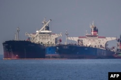 Kapal tanker minyak berbendera Liberia Ice Energy (kiri) memindahkan minyak mentah dari kapal tanker minyak berbendera Rusia Lana (kanan) (bekas Pegas), di lepas pantai Karystos, di Pulau Evia, 29 Mei 2022. (Foto: AFP)