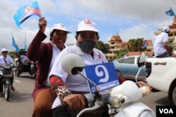 Supporters of Cambodia People's Party smile as they participate in the last campaign of the commune elections, in Siem Reap province, on June 3, 2022. (Lors Liblib/VOA Khmer)