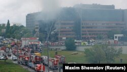 Petugas pemadam kebakaran memadamkan api di pusat bisnis Grand Setun Plaza di Moskow, Rusia, 3 Juni 2022. (Foto: Reuters/Maxim Shemetov)