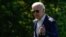 Presiden AS Joe Biden berjalan di pelataran selatan Gedung Putih, Washington DC, setelah turun dari Marine One sekembalinya dari Pantai Rehoboth, Delaware, bersama ibu negara, 5 Juni 2022. (REUTERS/Elizabeth Frantz)