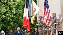 Ushtarët amerikanë dhe francezë mbajnë flamurët gjatë ceremonisë së 78 vjetorit të D-Day (6 qershor 2022)