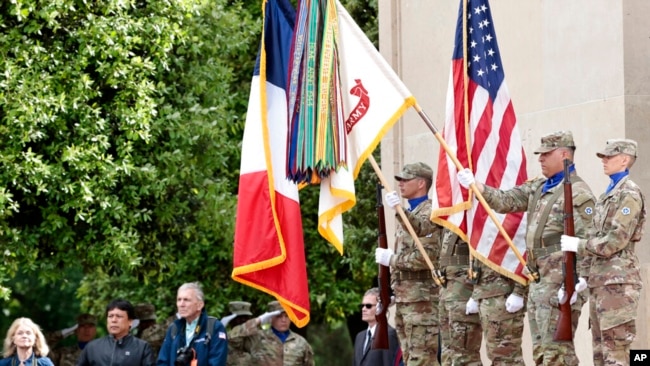 Ushtarët amerikanë dhe francezë mbajnë flamurët gjatë ceremonisë së 78 vjetorit të D-Day (6 qershor 2022)