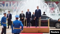 Njemački kancelar Olaf Scholz i predsjednik Srbije Aleksandar Vučić na dočeku u Beogradu. (Foto: REUTERS/Zorana Jevtic)