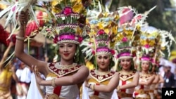 Para penari tampil pada acara pembukaan "Pesta Kesenian Bali" di Denpasar, 12 Juni 2022 lalu (foto: dok). 