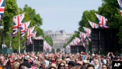Los británicos se han volcado a las calles para celebrar los 70 años de reinado de Elizabeth II, la monarca de 96 años ha participado en parte de las celebraciones públicas. La expectación se centra en los designados al trono. En foto multides en avenida de Londres (Foto AP)