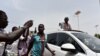 Diebedo Francis Kéré, un architecte qui a remporté le prix Pritzker, célèbre sort de l'aéroport dans une voiture traversant dans les rues de Tenkodogo, au Burkina Faso le 4 juin 2022. (Photo Reuters/Anne Mimault)