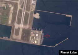 지난달 22일 이와쿠니 주일미군기지에서 포착된 미국의 강습상륙함 트리폴리함(화살표). 자료=Planet Labs.