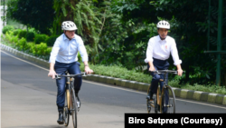 Presiden Jokowi mengajak PM Australia, Albanese, bersepeda keliling kompleks Istana Kepresidenan Bogor, Jawa Barat, Senin (6/6), dengan menggunakan sepeda bambu. (Foto: Biro Setpres)