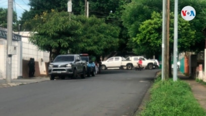 Agentes de policía apostados en las afueras del la sede de la publicación Trinchera de la Noticia, en Managua, el 10 de junio de 2022. [Foto: Cortesía]