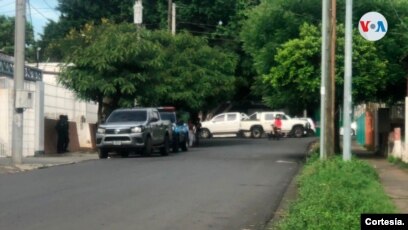 Agentes de policía apostados en las afueras del la sede de la publicación Trinchera de la Noticia, en Managua, el 10 de junio de 2022. [Foto: Cortesía]