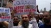 Demonstran Muslim di Mumbai, memprotes pernyataan petinggi partai nasionalis Hindu yang berkuasa, yang dianggap menghina Nabi Muhammad dan istrinya, Aisya, 6 Juni 2022. (AP Photo/Rafiq Maqbool)