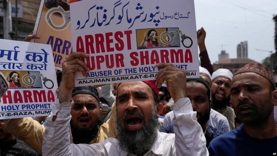 Demonstran Muslim di Mumbai, memprotes pernyataan petinggi partai nasionalis Hindu yang berkuasa, yang dianggap menghina Nabi Muhammad dan istrinya, Aisya, 6 Juni 2022. (AP Photo/Rafiq Maqbool)