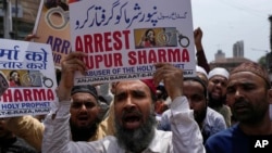 Demonstran Muslim di Mumbai, memprotes pernyataan petinggi partai nasionalis Hindu yang berkuasa, yang dianggap menghina Nabi Muhammad dan istrinya, Aisya, 6 Juni 2022. (AP Photo/Rafiq Maqbool)