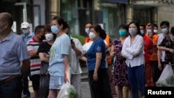 Warga berbaris untuk mendapatkan tes asam nukleat sebagai bagian untuk mengekang wabah COVID-19 di Shanghai, Cina, 11 Juni 2022. (Foto: REUTERS/Aly Song)