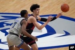 FILE - The University of Dayton's Mustapha Amzil (R), seen here in a Jan. 26, 2021 file photo, is looking for NIL opportunities when he returns home to Finland this summer. (AP Photo/Jeff Roberson, File)