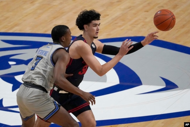 FILE - The University of Dayton's Mustapha Amzil (R), seen here in a Jan. 26, 2021 file photo, is looking for NIL opportunities when he returns home to Finland this summer. (AP Photo/Jeff Roberson, File)