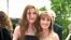 Aktris Jane Seymour, kanan, berpose dengan putrinya Katie Flynn saat mereka tiba untuk Penghargaan Golden Globe Tahunan ke-58 di Beverly Hills, California, Minggu, 21 Januari 2001. (Foto: AP/Kim Johnson)