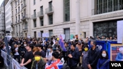 示威者站满了中国驻英大使馆对面街道的英国皇家建筑师学会(Royal Institute of British Architects)大楼外的行人道。 （美国之音郑乐捷）