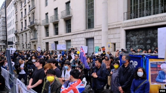 示威者站满了中国驻英大使馆对面街道的英国皇家建筑师学会(Royal Institute of British Architects)大楼外的行人道。 （美国之音郑乐捷）