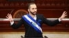 El presidente de El Salvador, Nayib Bukele, hace un gesto mientras pronuncia un discurso al país para marcar su tercer año en el cargo, en San Salvador, El Salvador, el 1 de junio de 2022.
