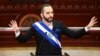 El presidente de El Salvador, Nayib Bukele, gesticula mientras pronuncia un discurso al país para marcar su tercer año en el cargo, en San Salvador, El Salvador, el 1 de junio de 2022.