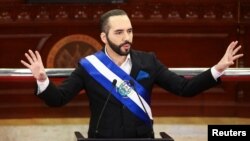 El presidente de El Salvador, Nayib Bukele, gesticula mientras pronuncia un discurso al país para marcar su tercer año en el cargo, en San Salvador, El Salvador, el 1 de junio de 2022.