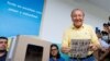 El candidato presidencial colombiano de centro-derecha, Rodolfo Hernández, emite su voto en un colegio electoral durante la primera ronda de las elecciones presidenciales en Bucaramanga, Colombia, el 29 de mayo de 2022.