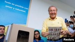 El candidato presidencial colombiano de centro-derecha, Rodolfo Hernández, emite su voto en un colegio electoral durante la primera ronda de las elecciones presidenciales en Bucaramanga, Colombia, el 29 de mayo de 2022.