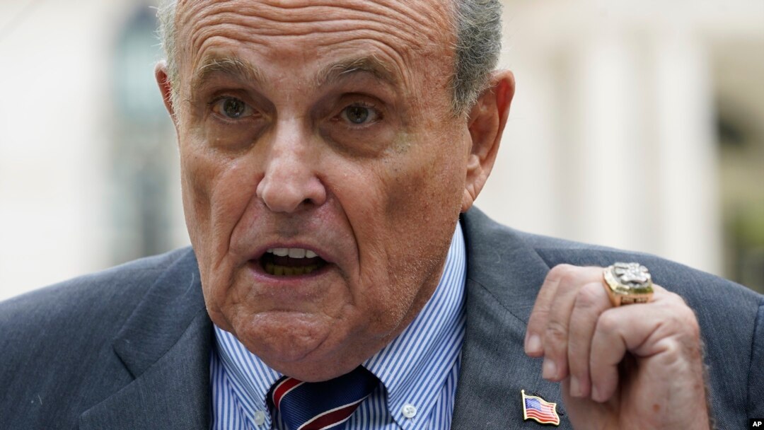 Mantan Wali Kota New York Rudy Giuliani saat konferensi pers 7 Juni 2022 di New York, saat menghadapi terkait tuntutan etika profesional. (Foto: AP)