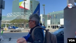 Activistas se manifiestan frente al Centro de Convenciones de Los Ángeles, donde se lleva a cabo la IX Cumbre de las Américas, el 6 de junio de 2022. [Foto: Celia Mendoza, VOA]