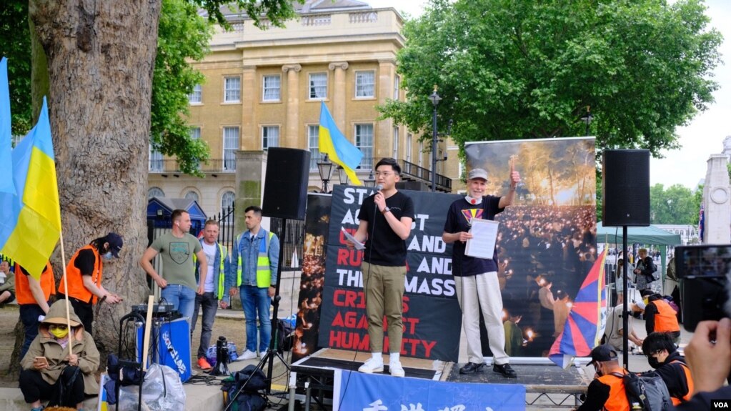 2022年6月4日在伦敦举行的六四事件纪念集会上，支持香港，西藏与乌克兰的示威者分别上台发言。 （美国之音/郑乐捷）(photo:VOA)