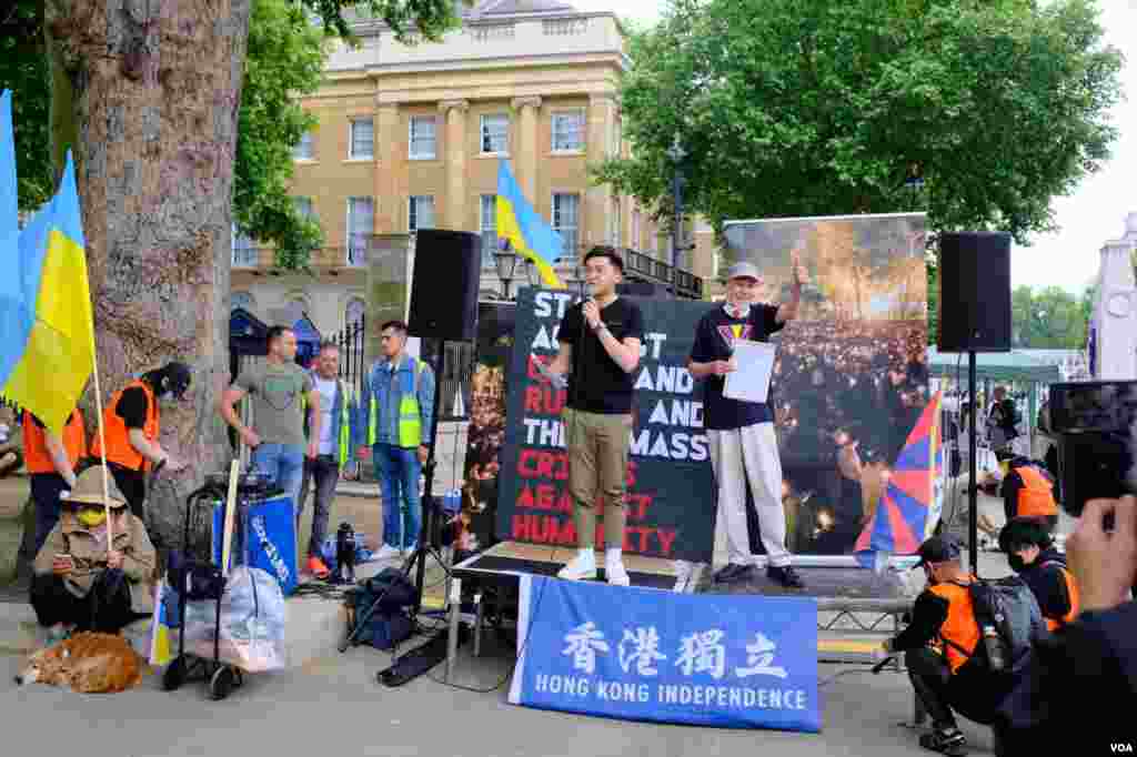 2022年6月4日在倫敦舉行的六四事件紀念集會上，支持香港，西藏與烏克蘭的示威者分別上台發言。（美國之音/鄭樂捷）