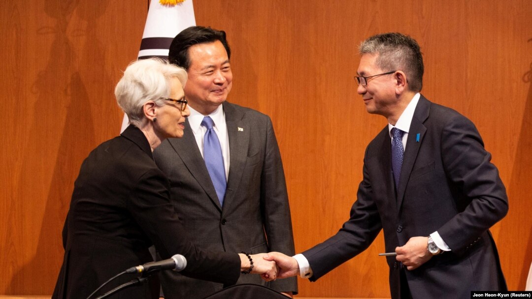 Wakil Menteri Luar Negeri Jepang Takeo Mori, Wakil Menteri Luar Negeri Pertama Korea Selatan Cho Hyun-dong dan Wakil Menteri Luar Negeri AS Wendy Sherman di Seoul, Korea Selatan, 8 Juni 2022. (Foto: via Reuters)