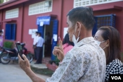 FILE - A voter shows his finger after voting for commune council elections in Sangkat Phnom Penh Thmei, Khan Sen Sok, in Phnom Penh, on June 5, 2022. (Khan Sokummono/VOA Khmer)