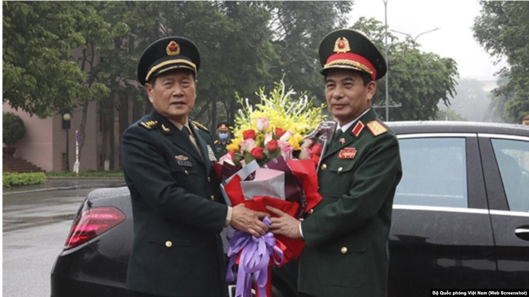 Bộ trưởng Quốc phòng Trung Quốc Ngụy Phượng Hòa (trái) được người đồng cấp phía Việt Nam, Phan Văn Giang, tiếp đón ở Hà Nội hồi tháng 4/2021.